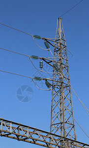 用高压电线输送电力的高铁格子图片