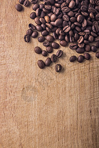 黑咖啡豆溢出在木背景图片