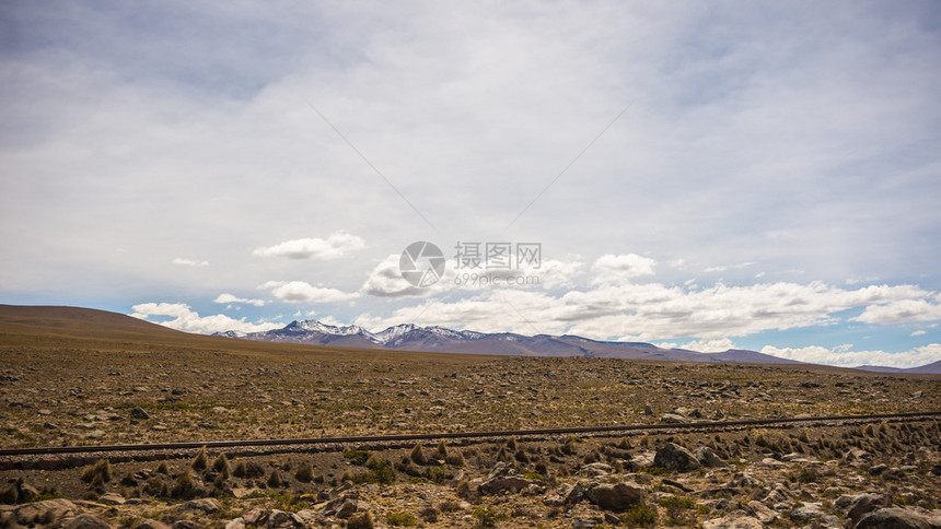 高海拔流动的溪流在严酷的贫瘠景观中与风景秀丽的天空秘鲁安第斯高地4000米高图片