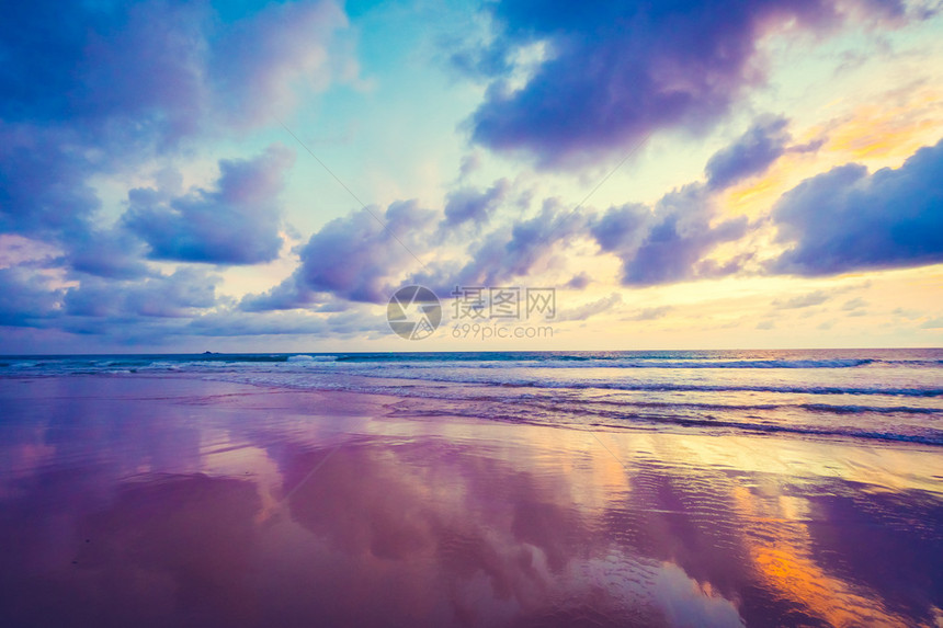沙滩和海边美丽的日落云彩和天空背景图片