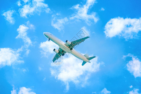 一架飞机在蓝天飞图片