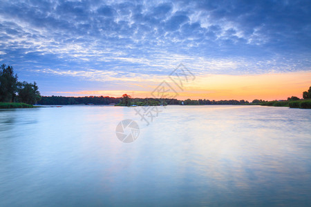 湖面景色与美丽的天空在日出时拍背景图片