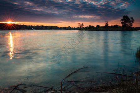 湖面景色与美丽的天空在日出时拍背景图片