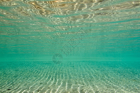 浅海水中的沙子宽角度图片