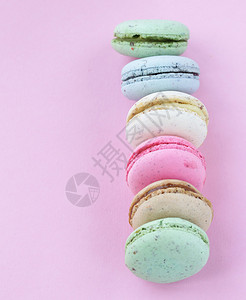 粉红色背景中的法式五彩杏仁饼干马卡龙图片