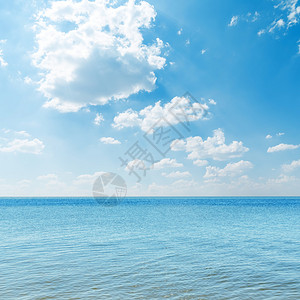 蓝色的大海和云层之上图片