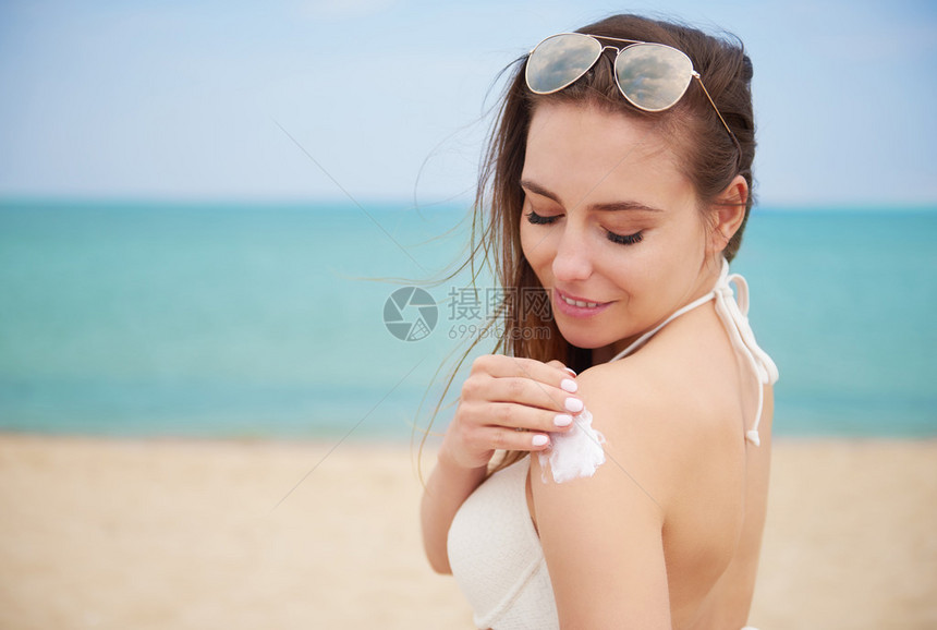 妇女施用日霜手臂图片