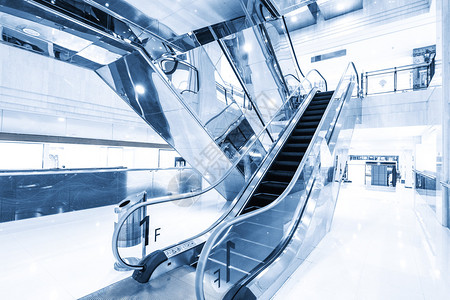 现代购物中心优雅的自动扶梯图片