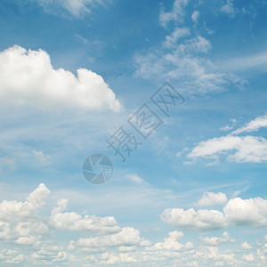 天空上的白色蓬松云图片