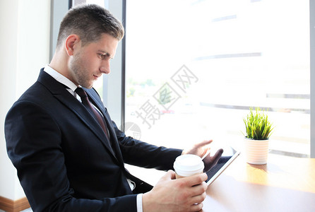 现代商人在午餐时间在办公室咖啡厅喝咖啡并图片