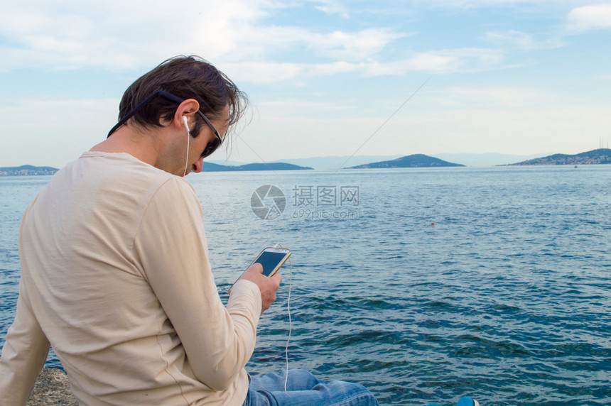 男人在海边打电话图片