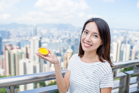 亚裔年轻女子拿着著名的香港图片