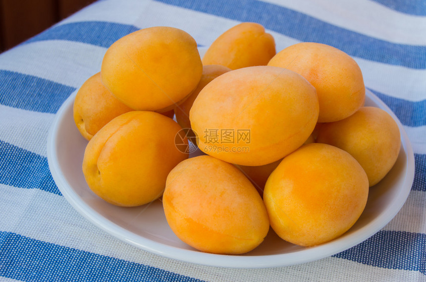 白碗里鲜熟的杏仁图片
