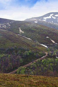 由山丘和山丘上一条道路构成的地貌景观图片