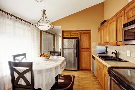 室内舒适的厨房和餐室图片