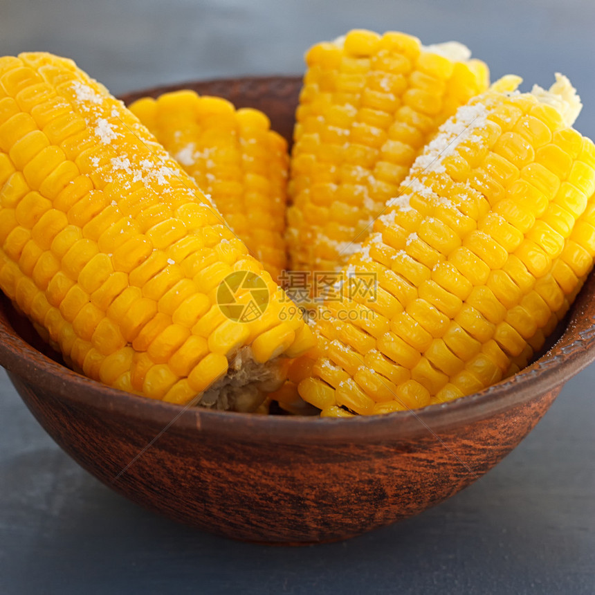 玉米棒放在碗里准备上桌图片