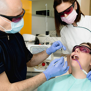 牙菌斑去除剂在病人口腔中进行小激背景