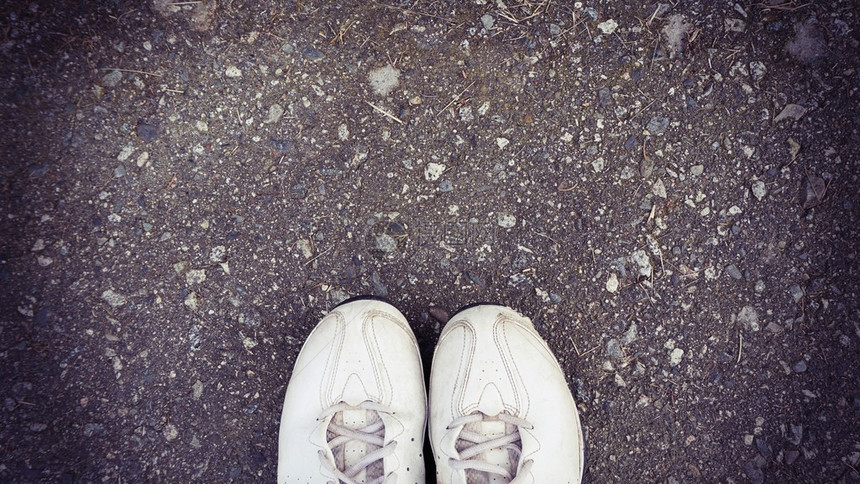 街上旧运动鞋的顶端视图有复制空图片