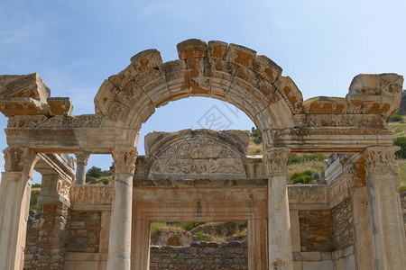 土耳其古城埃弗修斯的哈德里安寺图片
