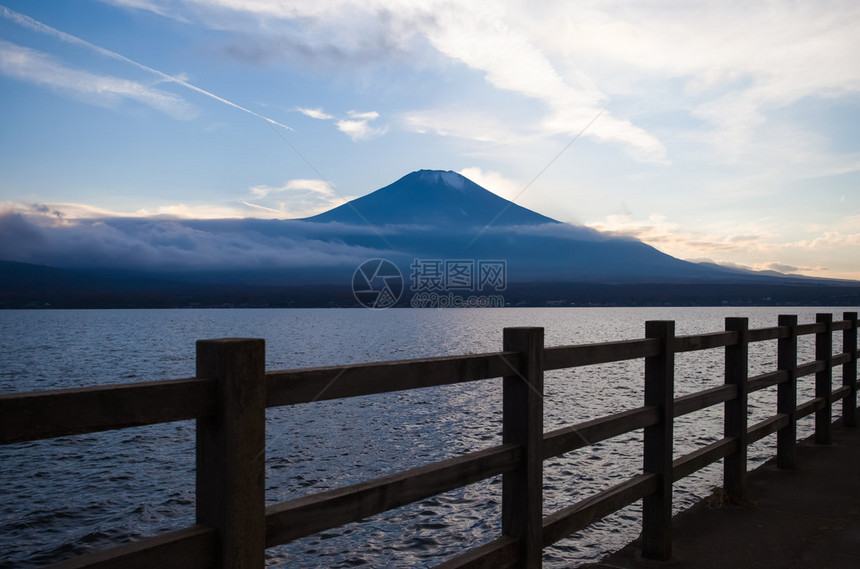 晚上秋天季节的富士山和中湖图片