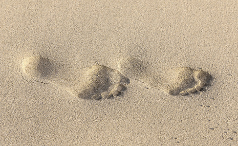 海边黄沙上的脚印图片