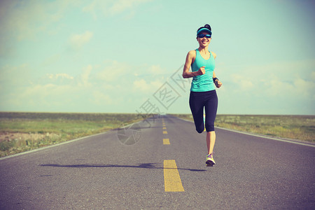 健康的生活方式年轻健身女子在路上跑图片