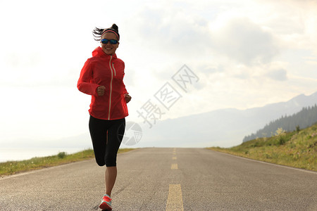 健康的生活方式年轻健身女子在路上跑图片