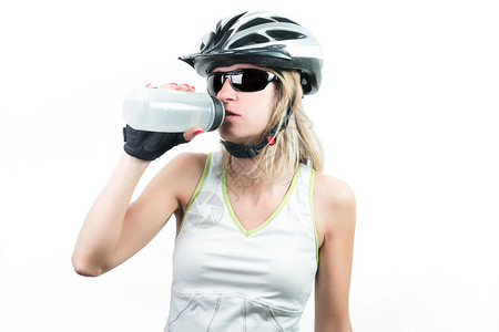 Cyclist使用塑料瓶中的能量运动饮料概念在体育中获胜孤图片
