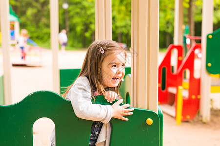 一个女孩在公园的操场上玩耍背景图片