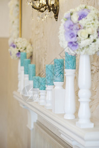 花朵安排白蓝鲜花和蜡烛放在蜡烛架上图片