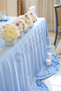 用鲜花和蜡烛装饰精美的婚宴桌图片