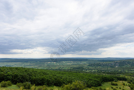 夏季Moldovan村绿图片