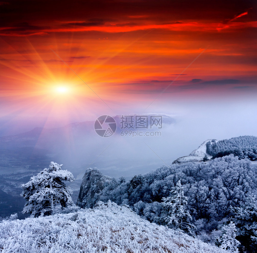 美好的冬天风景与在山的日落图片