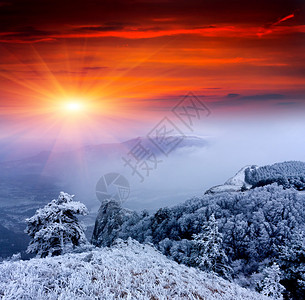 美好的冬天风景与在山的日落图片