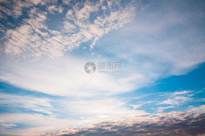 日出时天空有不同类型的云背景图片