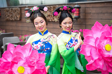 两名亚洲女孩穿着传统服装图片