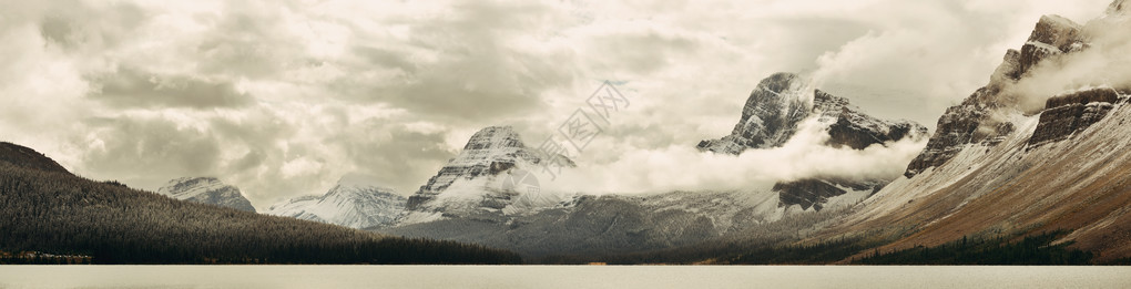 加拿大Banff公园的Bow湖带雾的山图片