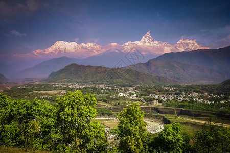 尼泊尔Pokhara市和Machhapu图片