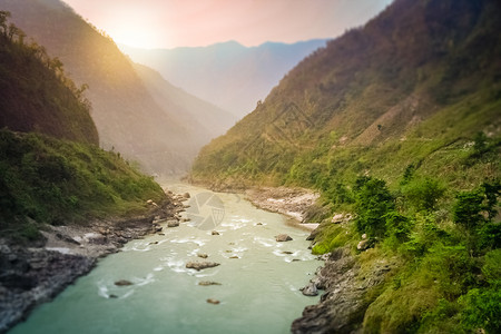 Torquoise河流经尼泊尔山图片
