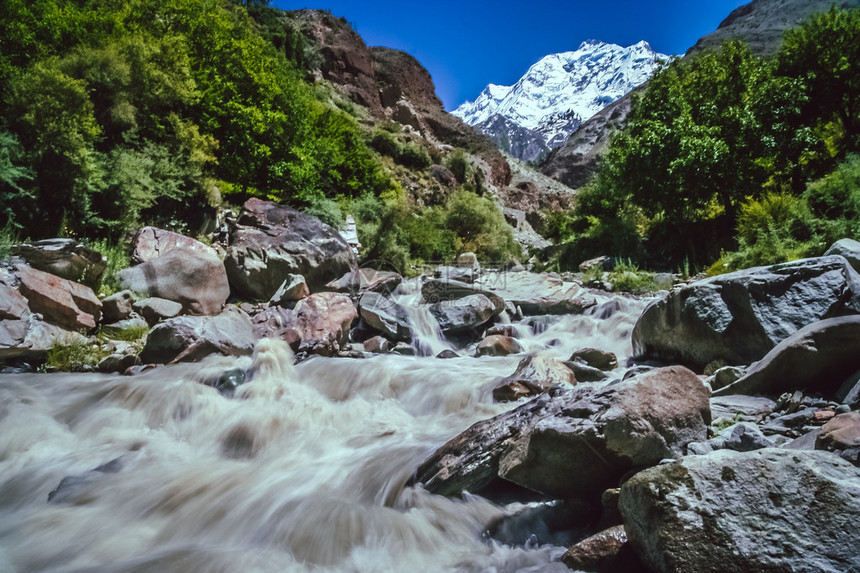 河水在山谷中流淌其背景是图片