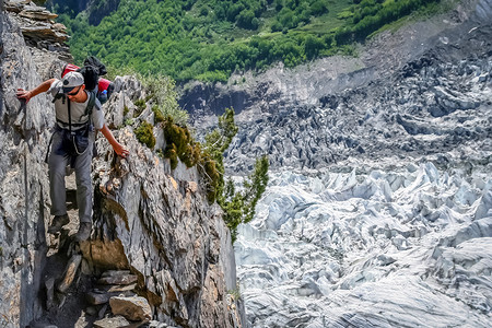 通往卡拉库鲁姆NangaParbat基地营的艰难和危图片