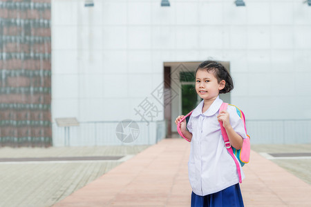 穿制服的亚洲女学生去上学生回到图片