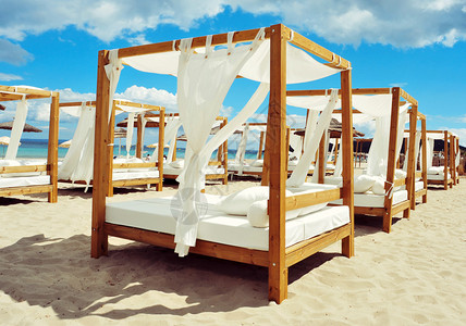 在西班牙伊比萨的白沙滩上海滩俱乐图片
