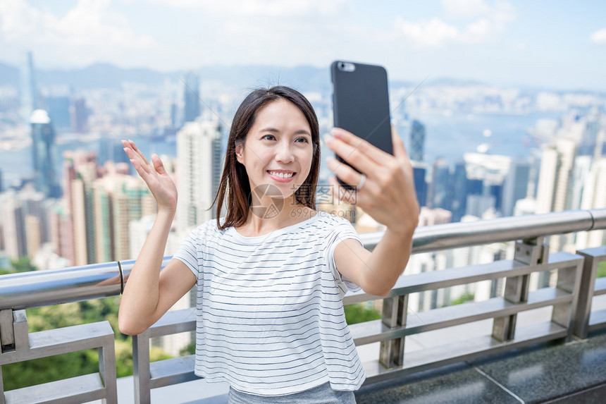 在香港亚洲年轻女子用手机自拍的亚裔青图片