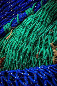 港口的蓝色和绿色渔网图片