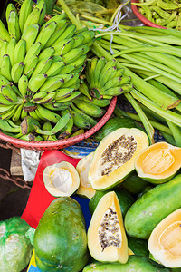 在越南销售新鲜水果的亚洲农民街头市场图片