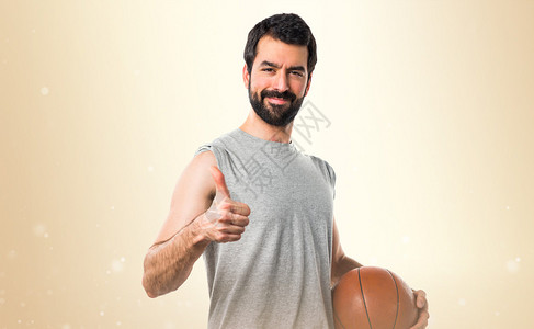 大拇指向上打篮球的男人图片
