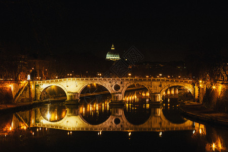 圣安吉洛夜灯下的圣彼得和西斯托桥背景