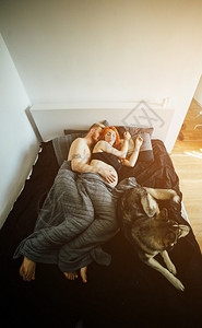 孕妇男女和狗躺图片