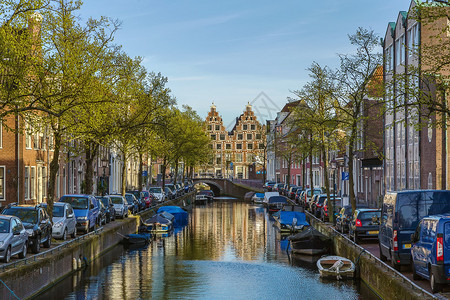 荷兰Haarlem运河与历史房屋图片